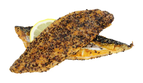 Scharfe Geräucherte Makrelenfilets Mit Zerkleinerten Pfefferkörnern Isoliert Auf Weißem Hintergrund — Stockfoto