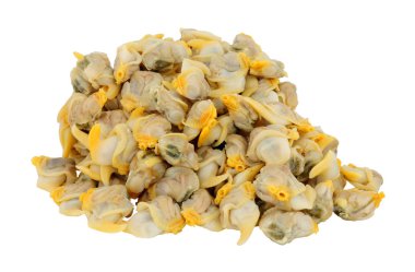 Beyaz bir zemin üzerinde izole edilmiş kabuklu deniz hayvanı eti yığını.