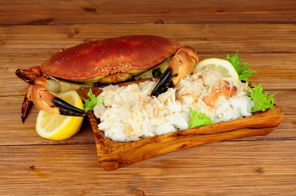 Whole Fresh Cooked Brown Crab Fresh Meat Wood Dish Wooden — Stock Photo, Image