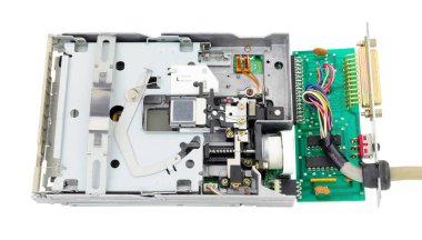 Disket sürücüsü donanım bileşenleri beyaz arkaplanda izole edildi