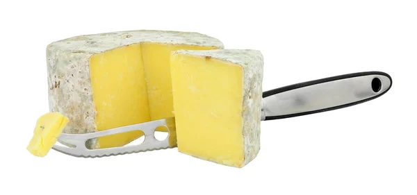 Выдержка Фермерского Сыра Чеддер Помощью Сырного Ножа Изолированного Белом Фоне — стоковое фото