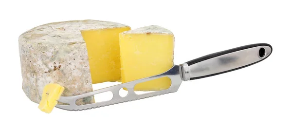 Выдержка Фермерского Сыра Чеддер Помощью Сырного Ножа Изолированного Белом Фоне — стоковое фото
