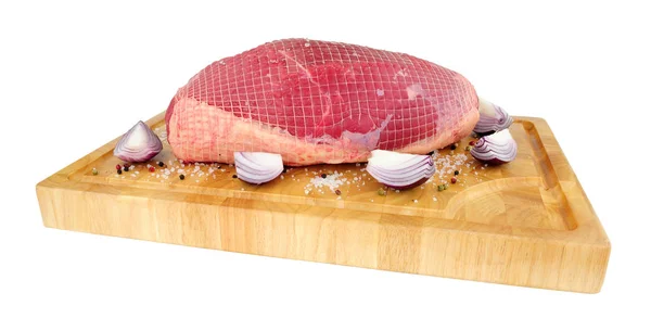白い背景に隔離された木製のまな板の上で生の牛肉の焙煎ジョイント — ストック写真