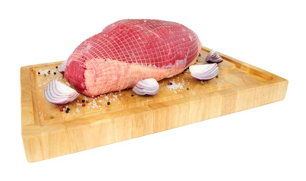 Roh Gebratenes Rindfleisch Auf Einem Hölzernen Schneidebrett Isoliert Auf Weißem — Stockfoto