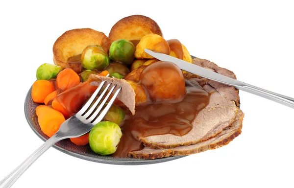 Tradisjonell Roastbiffmiddag Med Ristede Poteter Yorkshirepudding Grønnsaker Isolert Hvit Bakgrunn – stockfoto
