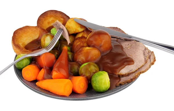 Tradisjonell Roastbiffmiddag Med Ristede Poteter Yorkshirepudding Grønnsaker Isolert Hvit Bakgrunn – stockfoto