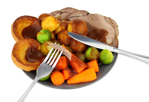 Traditionell Rostbiff Middag Med Rostad Potatis Och Yorkshire Pudding Och — Stockfoto