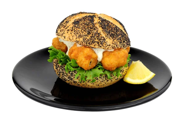 Panino Crocchette Merluzzo Con Salsa Tartare Lattuga Piatto Nero Isolato — Foto Stock