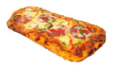 Beyaz arka planda izole edilmiş peperoni ve peynirli düz ekmek pizzası.