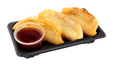 Beyaz arka planda izole edilmiş acı biber soslu vejetaryen Japon gyoza atıştırmalık paketi.