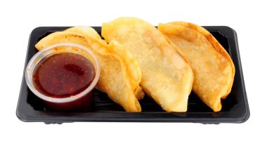 Beyaz arka planda izole edilmiş acı biber soslu vejetaryen Japon gyoza atıştırmalık paketi.