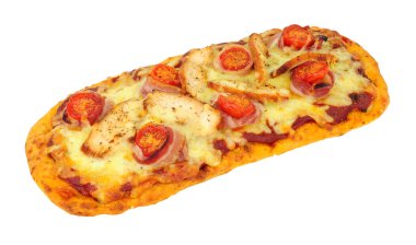 Beyaz arka planda izole edilmiş peynirli pastırmalı ve domatesli düz ekmek pizzası.