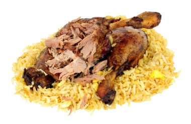 Çin usulü, vişne soslu ördek bacağı ve beyaz arka planda izole edilmiş yumurta kızartılmış pirinç.