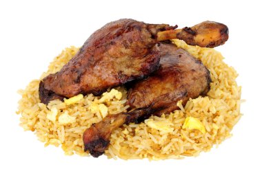 Çin usulü, vişne soslu ördek bacağı ve beyaz arka planda izole edilmiş yumurta kızartılmış pirinç.