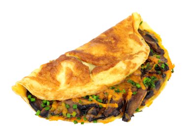 Beyaz arka planda izole edilmiş mantar ve peynirli omlet.