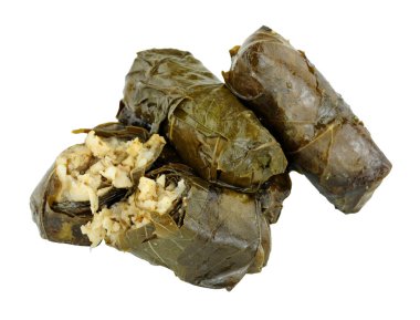 Beyaz bir zemin üzerinde pirinç ve otlarla doldurulmuş sarmaşık yaprakları.