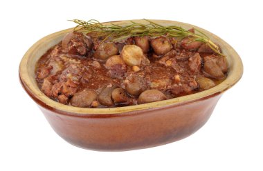 Kırmızı şarap soslu biftek Bourguignon, beyaz arka planda izole edilmiş kırsal bir fırın çanağında mantar ve soğan.