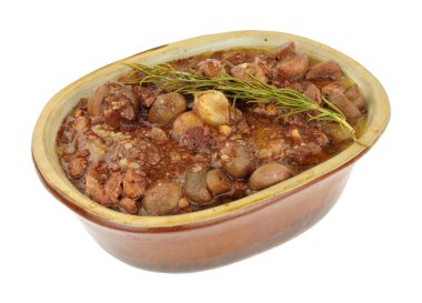 Kırmızı şarap soslu biftek Bourguignon, beyaz arka planda izole edilmiş kırsal bir fırın çanağında mantar ve soğan.