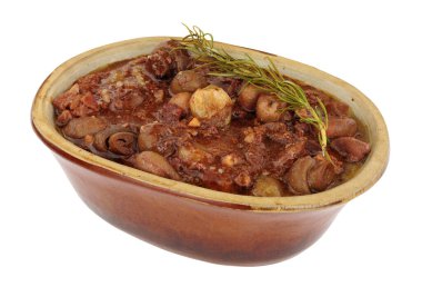 Kırmızı şarap soslu biftek Bourguignon, beyaz arka planda izole edilmiş kırsal bir fırın çanağında mantar ve soğan.