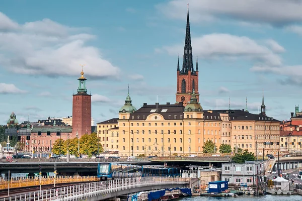 Die landschaft der stadt stockholm mit bahn, schweden — Stockfoto
