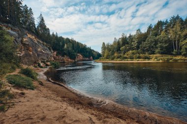 Letonya 'daki Guaja Ulusal Parkı çevresindeki Peyzaj