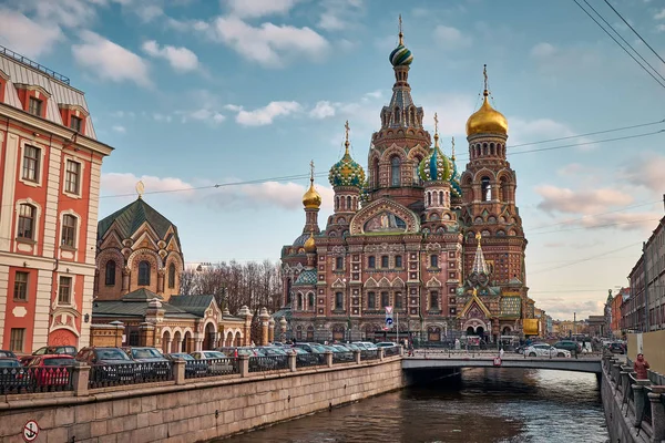 โบสถ์แห่งพระผู้ช่วยให้รอดบนเลือดที่หลั่งไหล เซนต์ปีเตอร์สเบิร์ก รัสเซีย — ภาพถ่ายสต็อก
