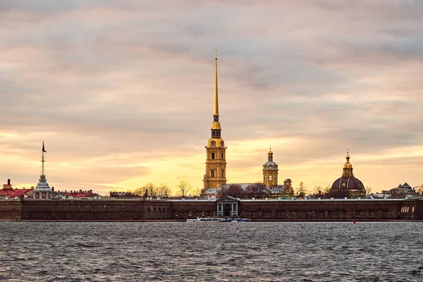 Fortaleza de Pedro y Pablo en la ciudad de San Petersburgo, Rusia — Foto de Stock