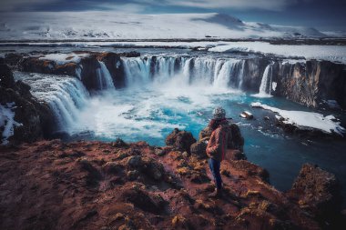 Kışın sonlarında İzlanda 'nın güneşli bir gününde Godafoss şelalesinin manzarası.