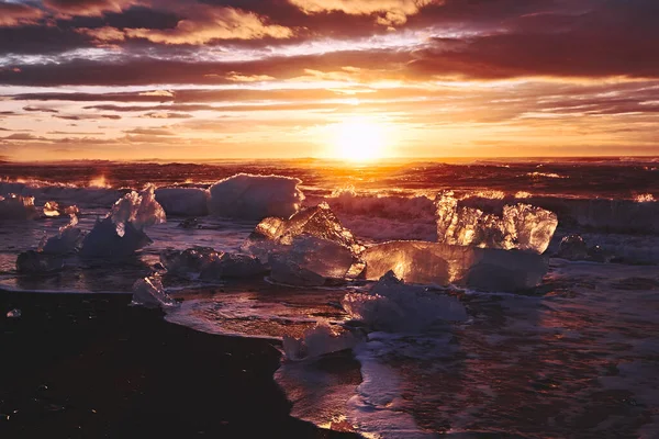 Восход Солнца Бриллиантовом Пляже Льдами Ледниковой Лагуны Йокульсарлон Примыкает Берегу — стоковое фото