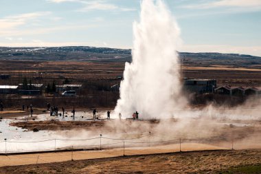 Güneşli bir günde İzlanda 'nın Altın Daire güzergahında bulunan püsküren Stokkur gayzeri.