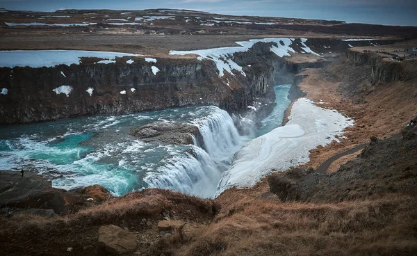 Gullfoss şelalesinin manzarası, İzlanda 'nın güneybatısındaki Gloden Circle rotasında yer almaktadır.