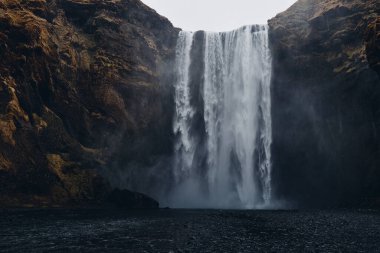 İzlanda 'daki Skogafoss şelalesi çevresindeki manzara