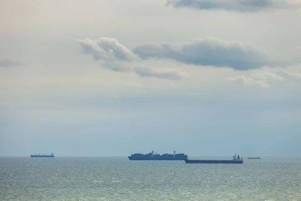 De vrachtschepen overviel op de zee — Stockfoto