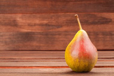 Kurulu ahşap masa üzerinde olgun armut.