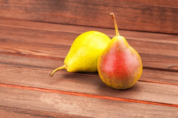 Dos pera de fruta de color amarillo en la mesa . — Foto de Stock