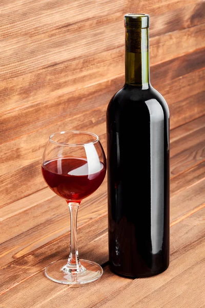 Bir şişe kırmızı şarap ve cam.. — Stok fotoğraf