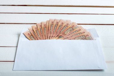 Bir zarf Ukraynalı hryvnia nakit.