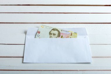 Bir zarf Ukraynalı hryvnia nakit.