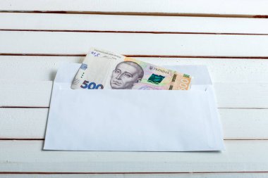 Bir zarf Ukraynalı hryvnia nakit.