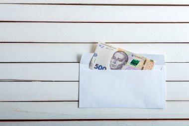 Bir zarf Ukraynalı hryvnia nakit.