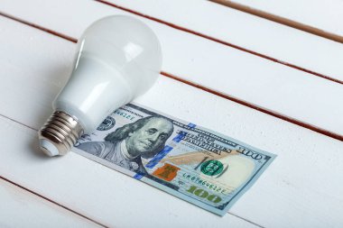 ampul parayla masaya getirdi..