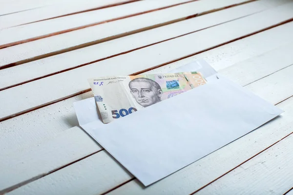 Деньги в конверте украинская гривна . — стоковое фото