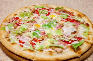 Pizza bir yuvarlak ahşap plaka üzerinde.