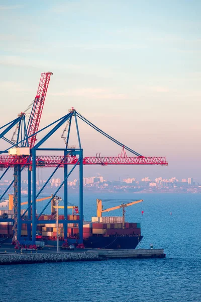 De zeehaven, vrachtschip kosten tijdens het laden. — Stockfoto