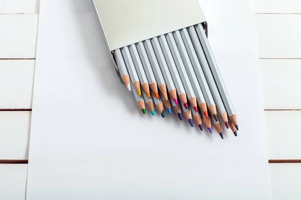 Несколько цветных карандашей на бумаге . — стоковое фото