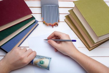 elinde kalem kağıt üzerinde çizmek.