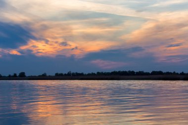 Günbatımı küçük Nehri üzerinde.
