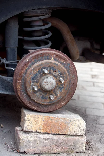 Auto ohne Räder kostet auf Ziegel. — Stockfoto