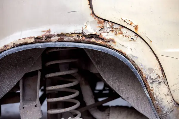 Ala delantera del coche oxidado . — Foto de Stock
