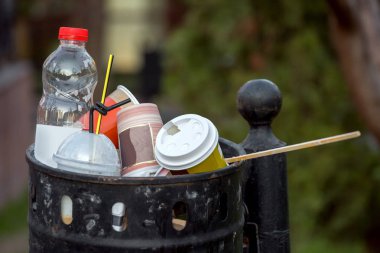  oy sandığı çöp plastik şişe ve glasse ile kalabalık.